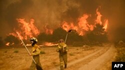 Banorët përpiqen të luftojnë një zjarr të madh në fshatin Santa Baia de Montes, në veriperëndim të Spanjës, më 14 gusht 2025.