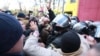 Бійка, газ, тиснява – активісти під Радою відбивали в силовиків апаратуру для віча (відео)