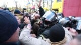 Бійка, газ, тиснява – активісти під Радою відбивали в силовиків апаратуру для віча (відео)
