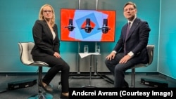 Victor Negrescu, în studioul Europei Libere, alături de jurnalista Anca Grădinaru. 