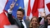 Primarul Varșoviei, Rafal Trzaskowski, candidatul pro-european la președinția Poloniei, în timpul unei întâlniri electorale în orașul Plock pe 11 mai, alături de soția sa Malgorzata. 
