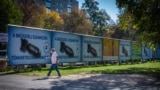 Постери во Будимпешта на кои пишува „Казнети сме со санкциите на Брисел“