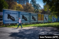 Brüsszel-ellenes kormányzati plakátok 2022 októberében