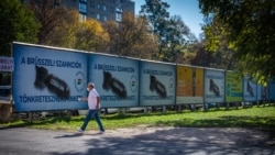 Правительственная пропагандистская кампания в Венгрии: плакаты с изображением бомбы и надписью "Брюссель наказывает нас санкциями"