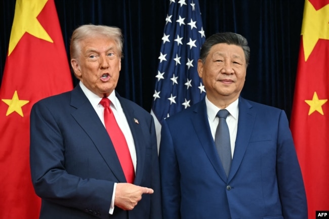 Дональд Трамп та Сі Цзіньпін під час зустрічі на авіабазі Gimhae в південнокорейському Пусані, 30 жовтня 2025 року