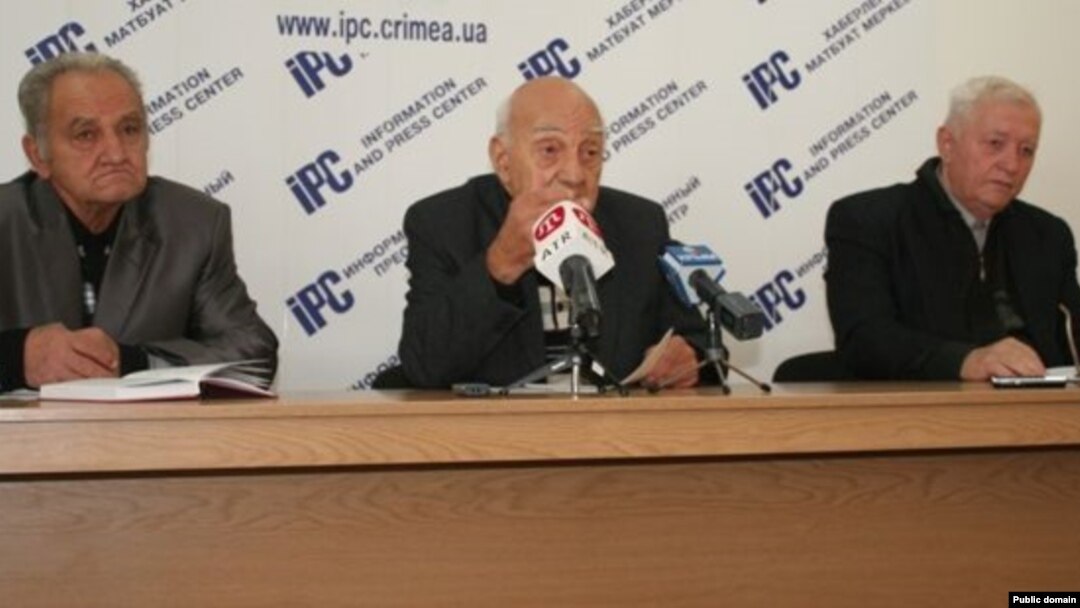Кырымтатар милли хәрәкәт ветераннары комитеты оештырган матбугат очрашуы. Уртада Тимур Дагджы