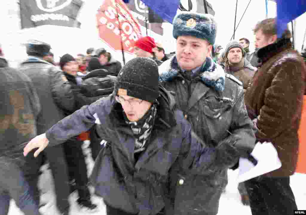 ...и несколько человек, разбрасывавших листовки, были задержаны.