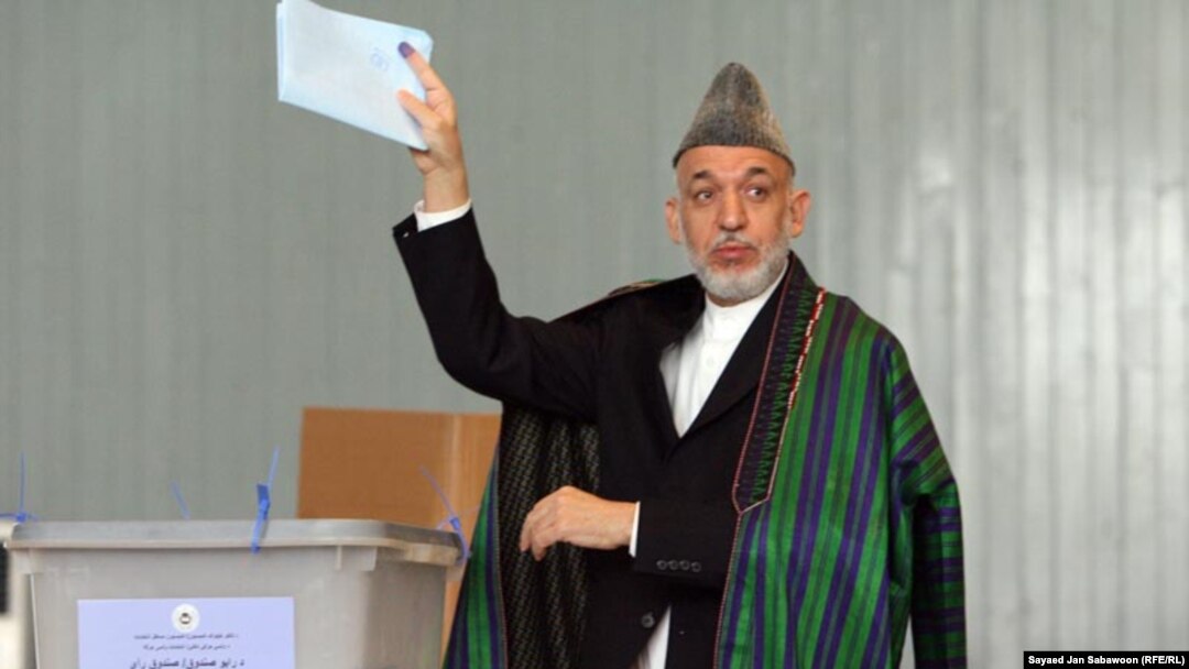حامد کرزی به هنگام ریختن رأی