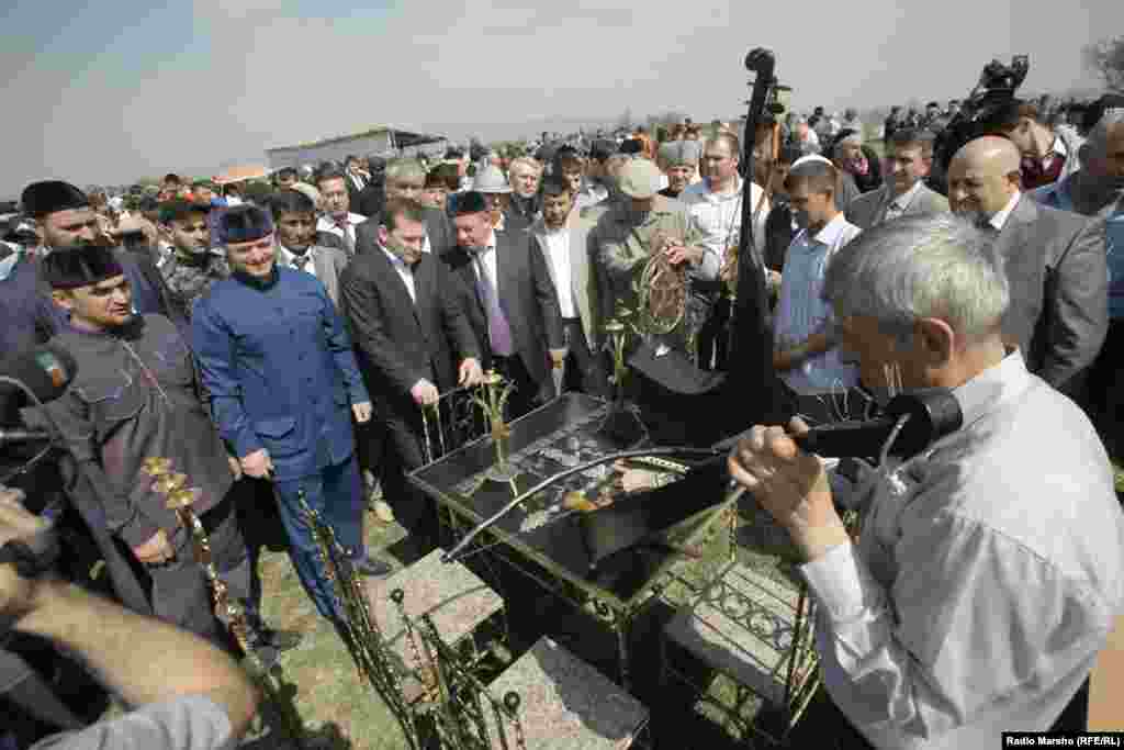 "Хьалхара нох тасар" цIе йолу даздар фолклоран дезаде а хилла, дIахIоьттира Нохчийчохь. Шелан кIошт, БелгIатан эвлайист.&nbsp;Iад хьокху пондар.