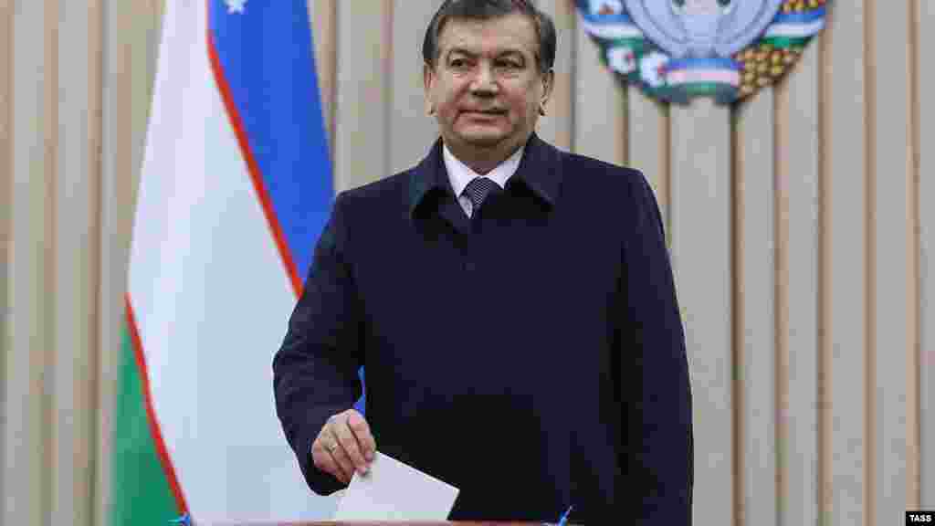 Uzbekistan -- Uzbek acting President Shavkat Mirziyaev casts his ballot during a presidential election in Tashkent, December 4, 2016