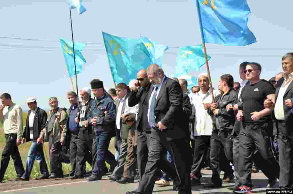 Aktsiya iştirakçileri arasında qırımtatar lideriniñ ömür arqadaşı Safinar Cemileva ve Qırımtatar Milliy Meclisiniñ reisi Refat Çubarov, regional meclis reisleri ve lâqayt olmağan qırımlılar bar edi 