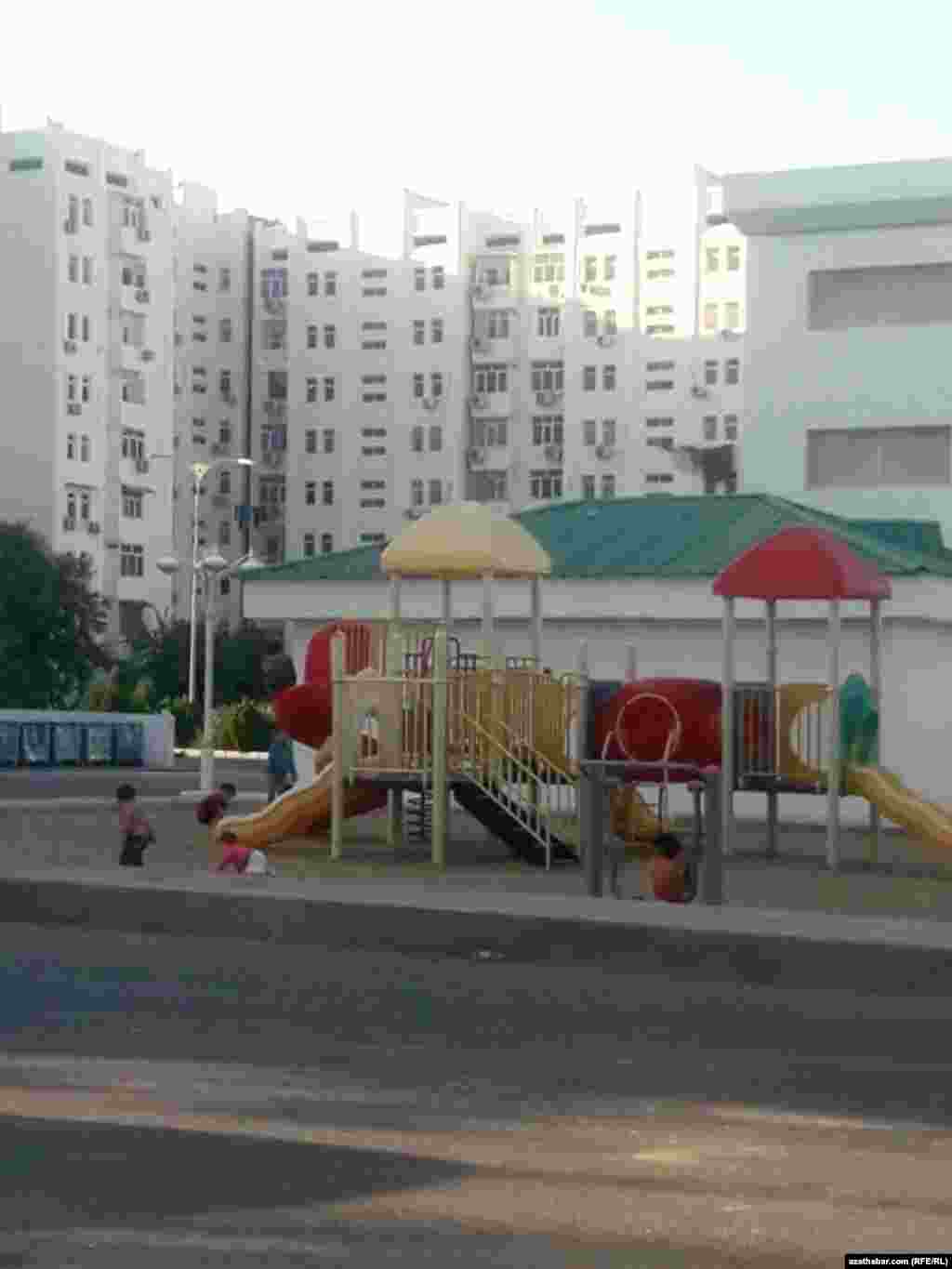 Oýun meýdançasyna çykan çagalar. Aşgabat. &nbsp;