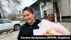 Журналист Махаббат Тәжібекқызы Шу облысындағы Степное әйелдер колониясынан шығып тұрған сәт. 23 наурыз, 2026 жыл.