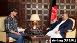 سید فتح محمد بها خبرنگار رادیو آزادی در جریان مصاحبهء اختصاصی با عبدالکریم خرم رییس دفتر ریاست جمهوری افغانستان.
