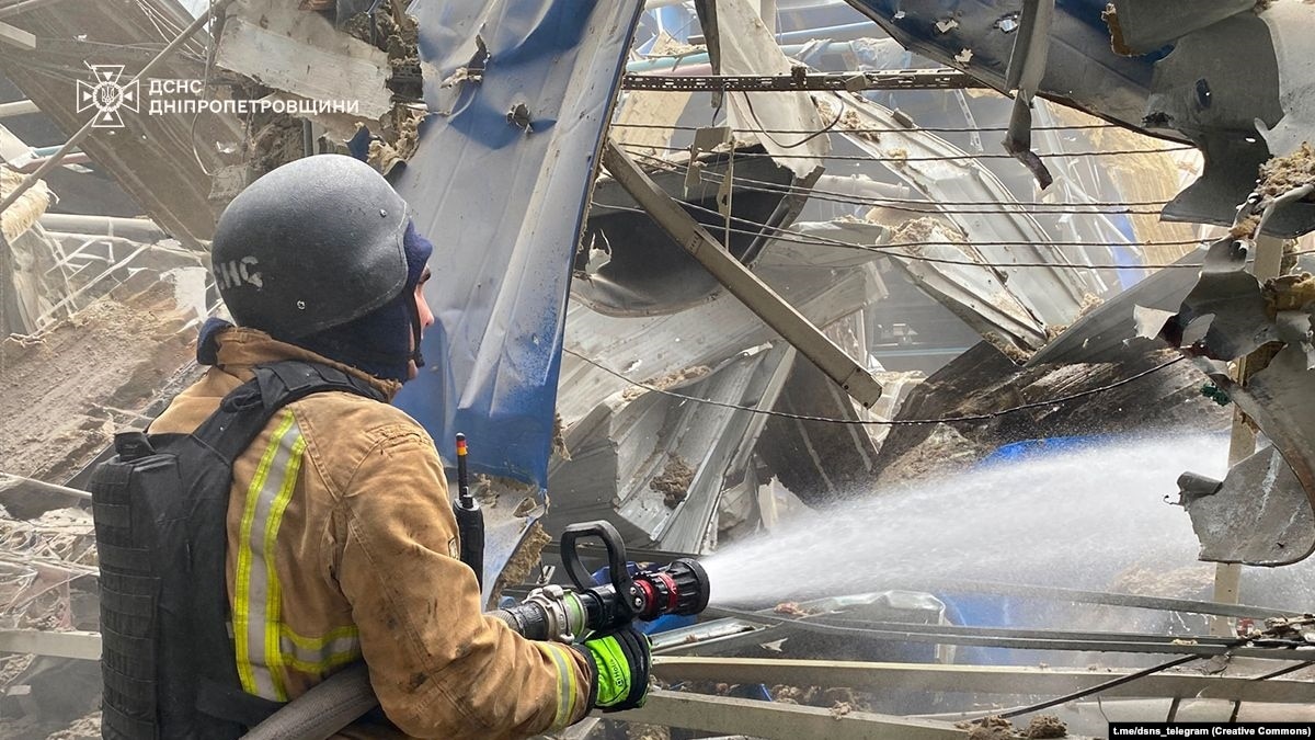Війська РФ вдарили по Дніпру, є поранені, сталася пожежа на підприємстві – ОВА