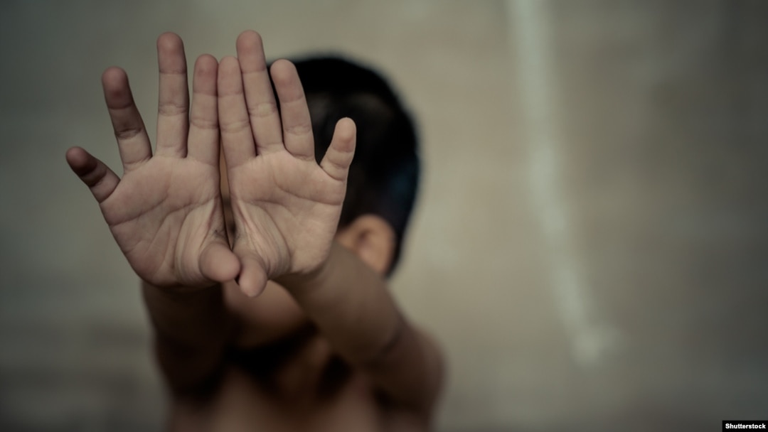Un băiat de 13 ani din județul Brașov a fost, timp de circa opt luni, sclavul unui fermier din județul Covasna, după ce a fost vândut acestuia chiar de către tatăl său, spun procurorii DIICOT (ilustrație generică).