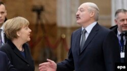 Kancelarja gjermane, Angela Merkel dhe presidenti i Bjellorusisë, Aleyaksandr Lukashenka. Foto nga arkivi. 