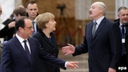 German Chancellor Angela Merkel (C) and French President Francois Hollande (L) say goodbye to Belarusian President Alyaksandr Lukashenka (R) as they leave the Ukrainian peace negotiations in Minsk, February 12, 2015