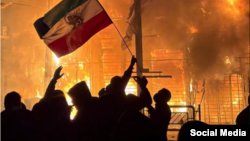 Історичний прапор Ірану на протесті в районі Тегерану Нармак, 8 січня 2026 року