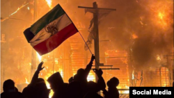 Fotografi e shkrepur gjatë një proteste në Teheran më 8 janar 2026. 