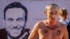 ШВЕЙЦАРИЯ - Владимир Путинге түспөлдөш маска кийген киши камактагы саясатчы Алексей Навальныйдын эркиндигин талап кылган иш-чарада. 15-июнь, 2021-жыл. 