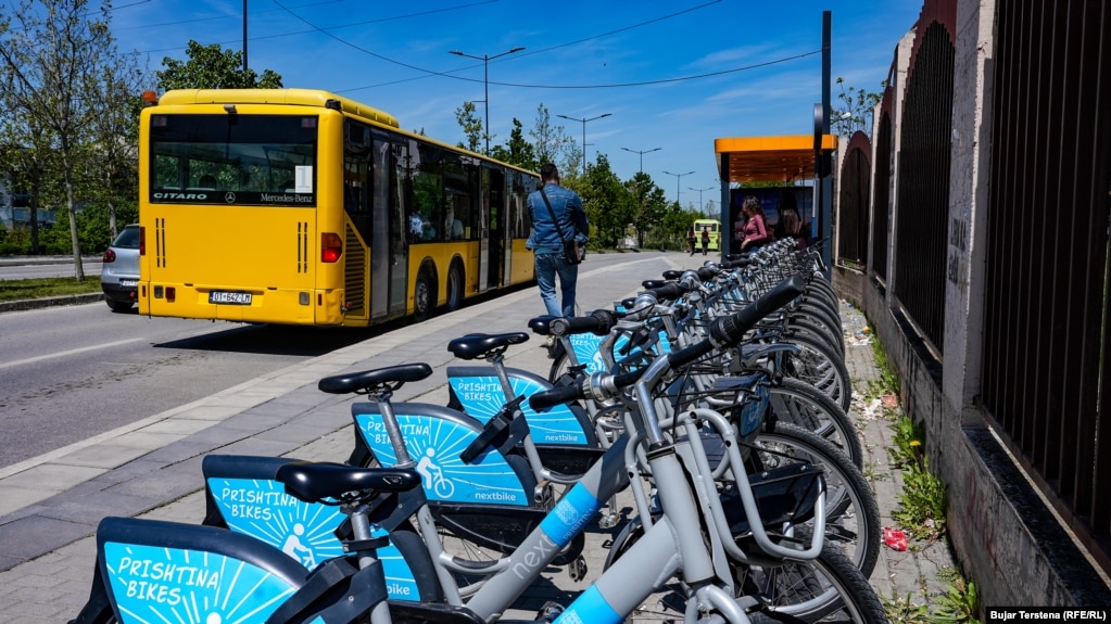 Biçikletat me qira të Prishtina Bike, janë të vendosura në pjesë të ndryshme të Prishtinës. Komuna po synon që përmes këtij lloj transporti të ulë emetimet, por edhe të zbusë situatën me trafikun e rënduar. Autoritetet po ashtu inkurajojnë qytetarët që të përdorin autobusët, teksa Prishtina ende po pret që të marrë 30 autobusë të rinj - përfshirë edhe disa elektrikë - por, çështja ka ngecur në procedura të prokurimit.  