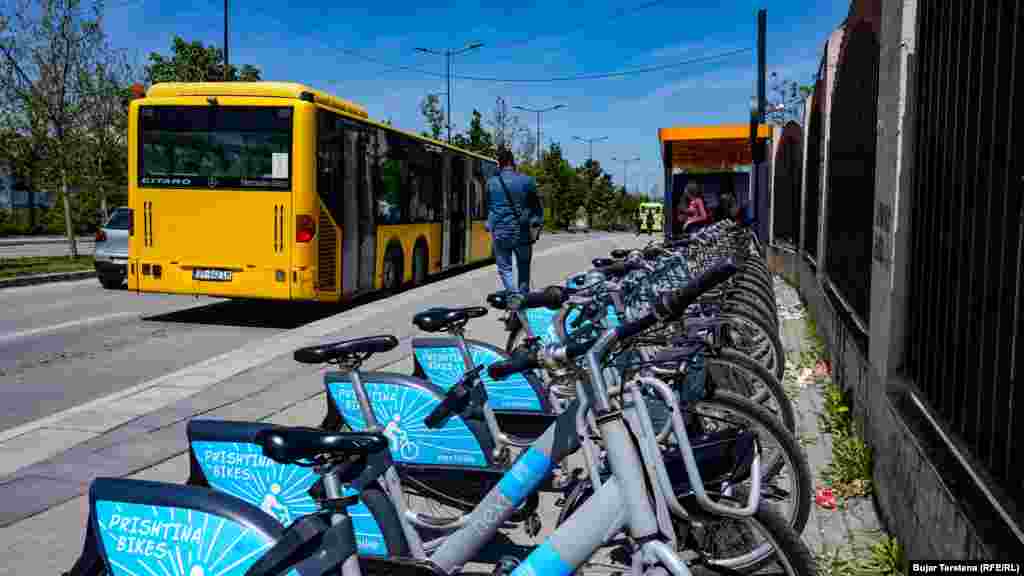 Biçikletat me qira të Prishtina Bike, janë të vendosura në pjesë të ndryshme të Prishtinës. Komuna po synon që përmes këtij lloj transporti të ulë emetimet, por edhe të zbusë situatën me trafikun e rënduar. Autoritetet po ashtu inkurajojnë qytetarët që të përdorin autobusët, teksa Prishtina ende po pret që të marrë 30 autobusë të rinj - përfshirë edhe disa elektrikë - por, çështja ka ngecur në procedura të prokurimit.  