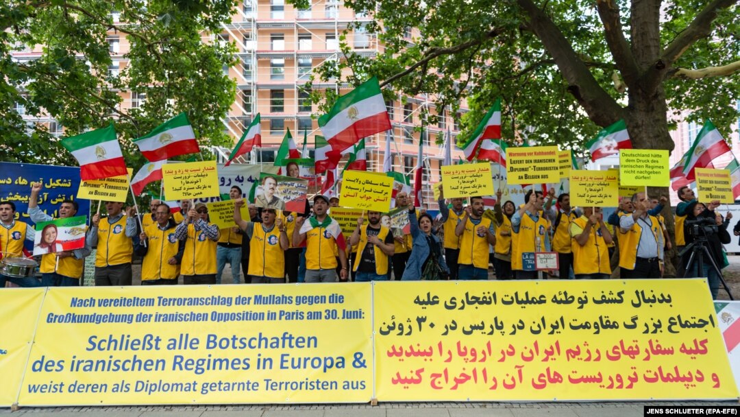 تجمع اعتراضی هواداران سازمان مجاهدین خلق در برلین در ۲۰ تیر امسال؛ شرکت‌کنندگان خواستار بستن سفارتخانه‌های ایران در اروپا و اخراج دیپلمات‌های ایرانی هستند.