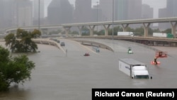 Pamje e autostradës së vërshuar nga uji gjatë uraganit Harvey në Hjuston të Teksasit