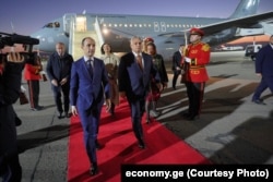 Viktor Orban, primit cu onoruri pe aeroportul din Tbilisi, la 28 octombrie 2024. Vizita sa în Georgia la o zi după alegerile controversate a fost criticată de UE.