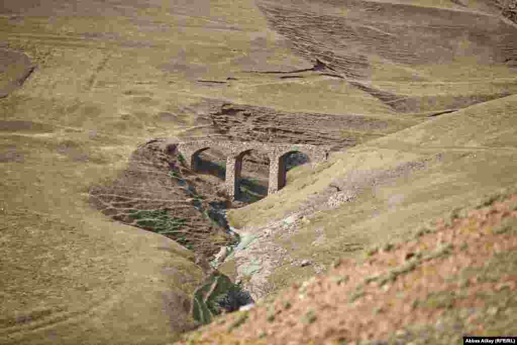 150 ilə yaxın yaşı olan bu tarixi abidələrin varlığından sadəcə yaxın kənd sakinlərinin xəbəri var.