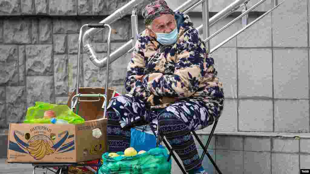 На одной из улиц Симферополя женщина продает яблоки