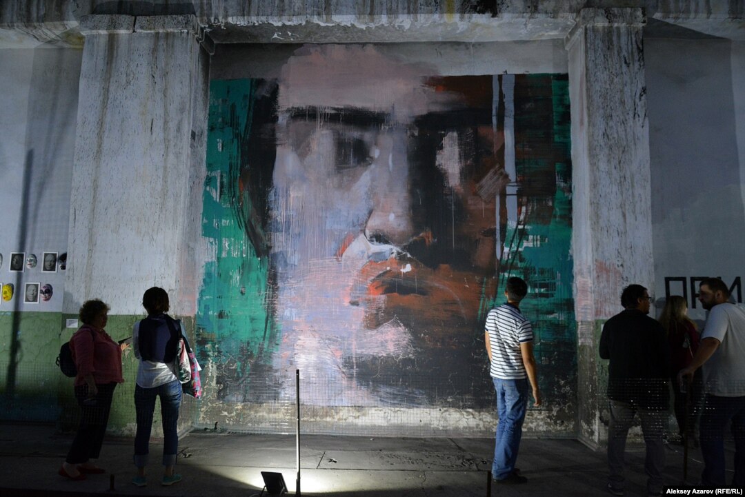 Қыз арт жағынан жалаңаш Қыз арт жағынан жалаңаш