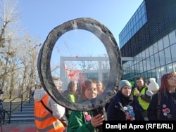 Lupa na akciji "Potraga za rektorom" u Novom Sadu, 19. februar 2025.