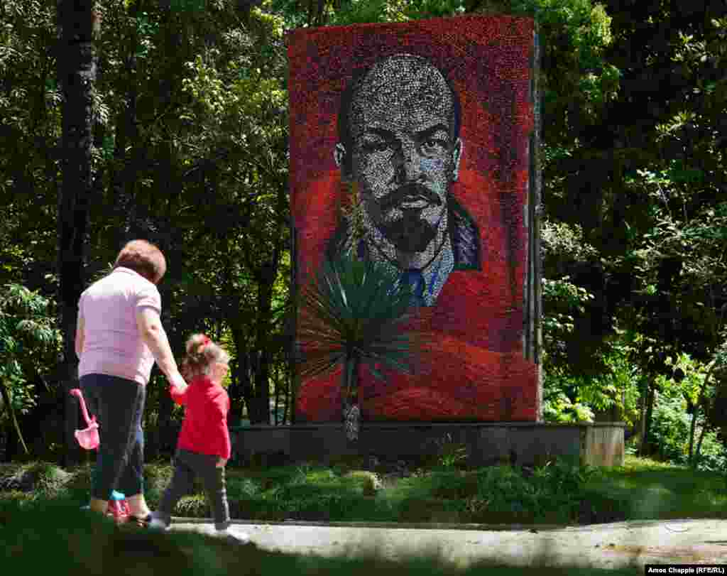 &nbsp;A Lenin mural in the grounds of an old sanatorium.&nbsp;