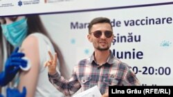 Tânăr după ce s-a vaccinat în cadrul unui maraton, la Chișinău, 20 iunie 2021 