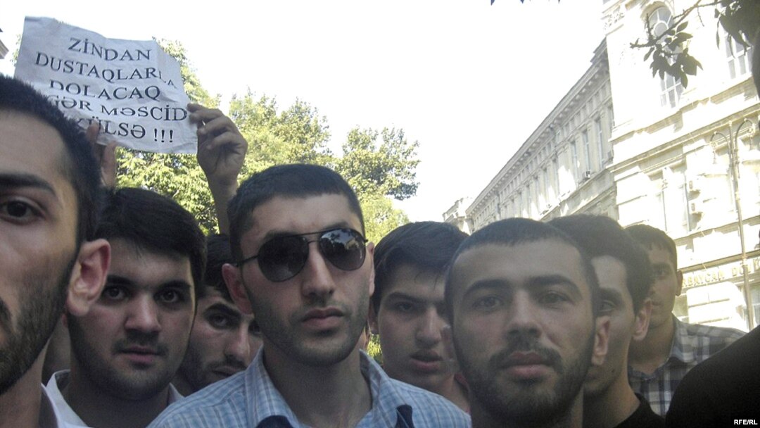 Sentyabrın 1-də bir qrup dindar «Fatimeyi-Zəhra» məscidinin sökülməsinə etiraz olaraq Bakı meriyası qarşısında aksiya keçirib