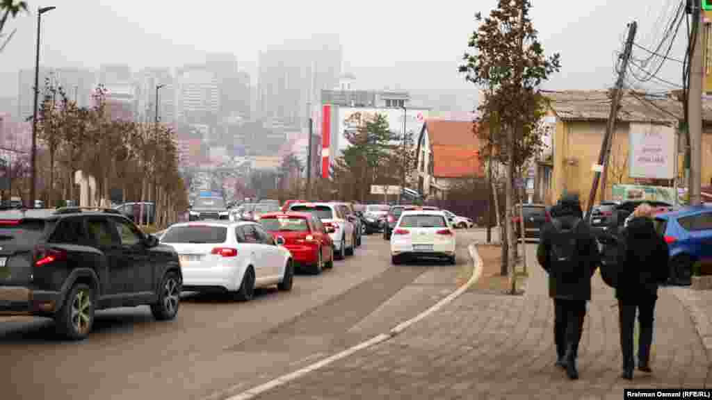 Ndotja e ajrit vlerësohet se shkakton probleme të shumta shëndetësore, përfshirë kancerin në mushkëri, astmë, sëmundje kronike të mushkërive, probleme neutrologjike e kardiovaskulare, por edhe ndikon në zhvillimin e trurit të fëmijës, shkakton telashe në sistemin riprodhues e të tjera.