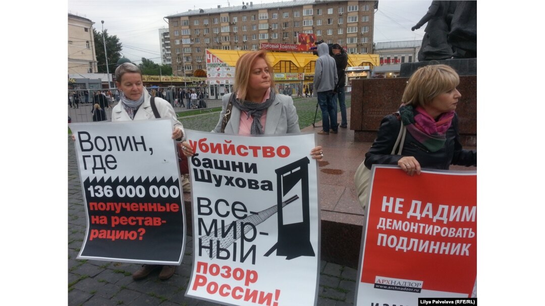 Плакаты участников митинга выполнены профессионалами.