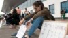 Родственники депортированных турецких граждан в аэропорту Кишинева 