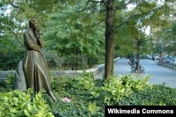 Скульптура Элеоноры Рузвельт работы Пенелопы Дженкс (Нью-Йорк, Риверсайд).