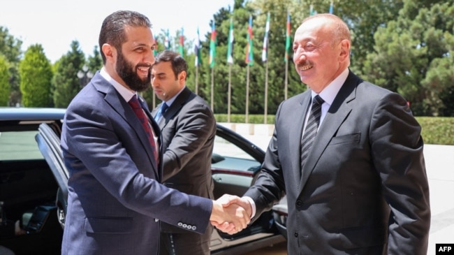 Президент Азербайджана Ильхам Алиев встречает в своей резиденции временного президента Сирии Ахмеда аш-Шараа. Баку, 12 июля 2025 года