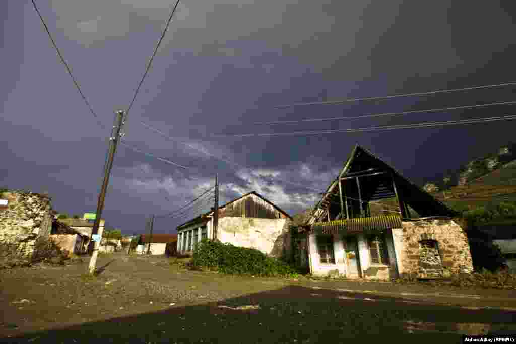 Çaykənd Murovdan çəkilmiş Kəlbəcər-Gəncə yolunun, Toğanadan, Göygöl, Maral göldən gələn yolun, Goranboyun Ağcakənd qəsəbəsindən Gəncəyə gələn dağ yolunun üstündə yerləşmiş strateji əhəmiyyətli kənddir.