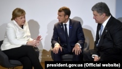 Petro Poroshenko (sağda), Emmanuel Macron və Angela Merkel