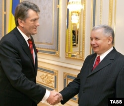 Тодішній президент України Віктор Ющенко вітає тодішнього прем'єр-міністра Польщі Ярослава Качинського в Києві, 15 листопада 2006 року