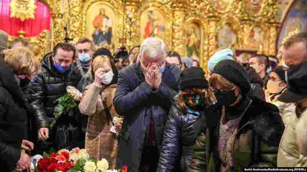 Віддати шану відомому митцю прийшли десятки людей, політичні та культурні діячі