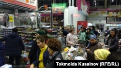 Алматыдағы азық-түлік сататын гипермаркеттердің бірінде кезекте тұрған жұрт. 12 наурыз 2020 жыл.