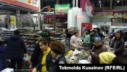 Алматыдағы азық-түлік сататын гипермаркеттердің бірінде кезекте тұрған жұрт. 12 наурыз 2020 жыл.