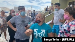 Нұр-Сұлтан тұрғындары жалға берілген тұрғын үйлер сапасына наразылық білдіріп тұр. Нұр-Сұлтан, 4 тамыз 2020 жыл.