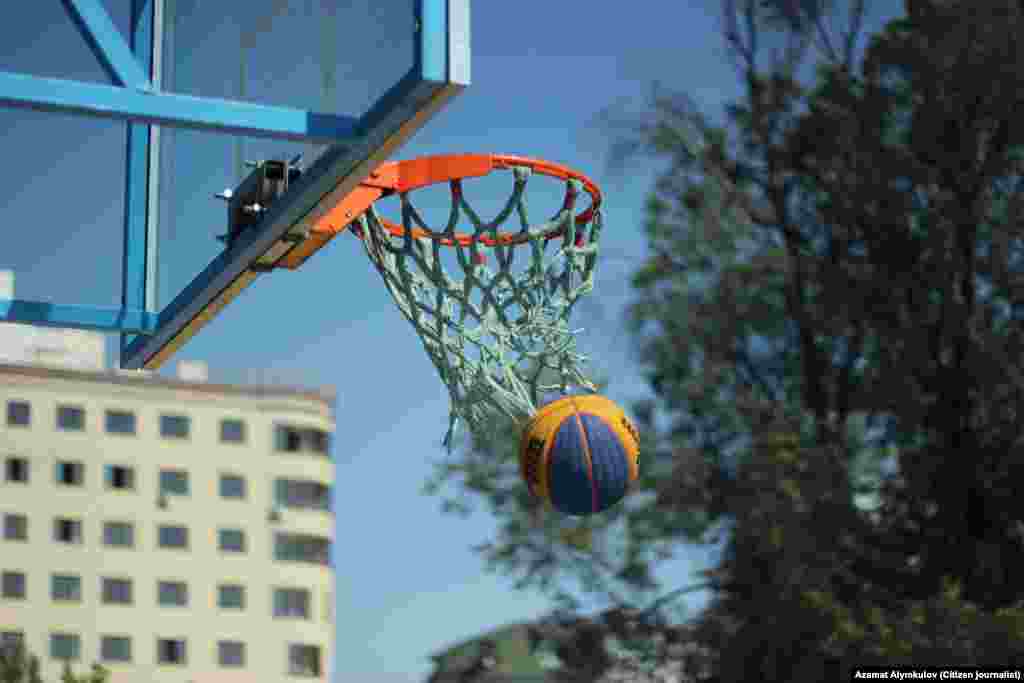 Баскетбол (англ. basket &mdash; себет, ball &mdash; топ) - бул беш оюнчудан турган эки команданын арасында ойноло турган спорттун түрү.